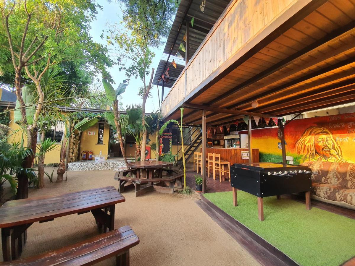 Lebo'S Soweto Backpackers Hostel ภายนอก รูปภาพ