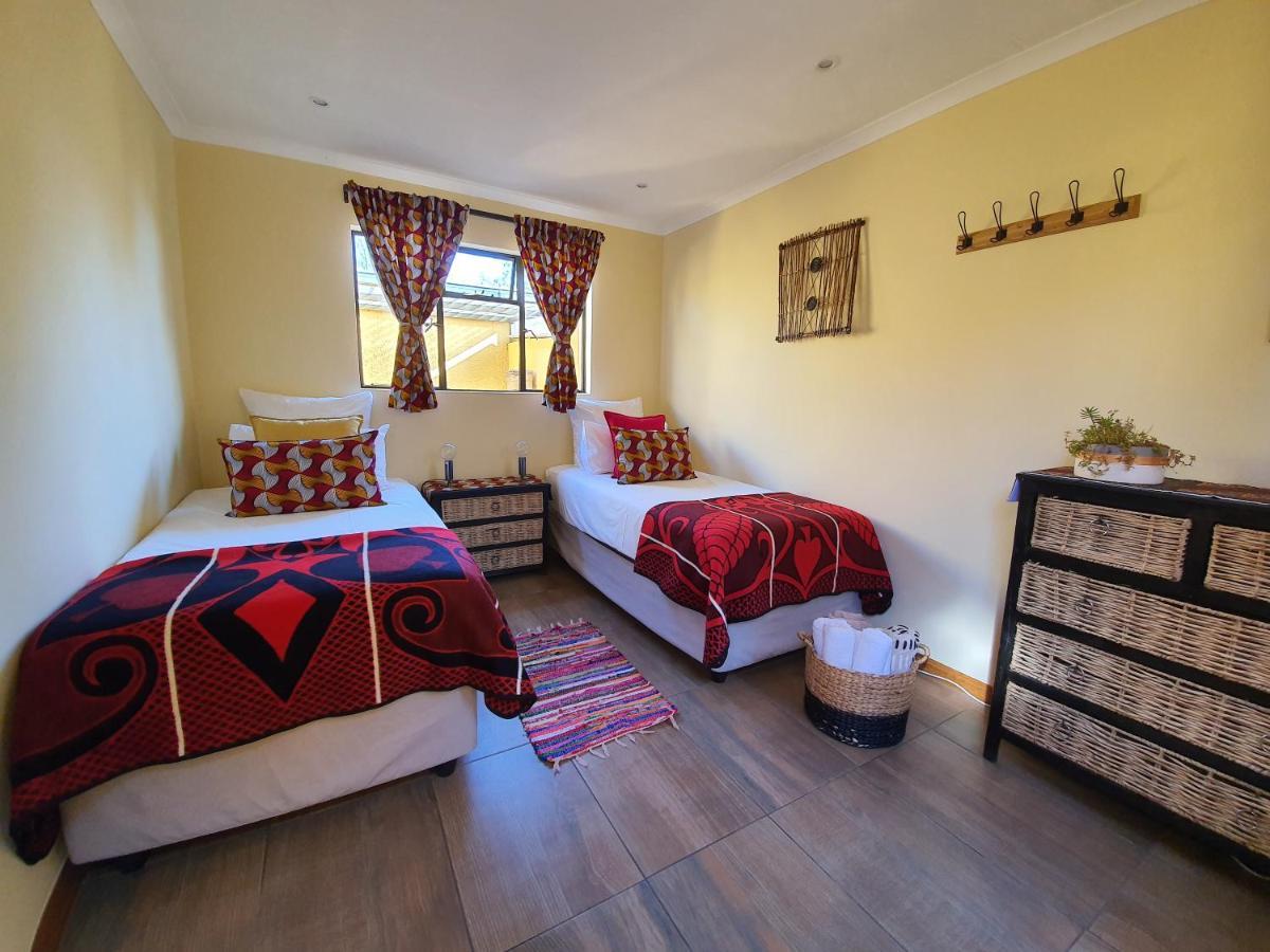 Lebo'S Soweto Backpackers Hostel ภายนอก รูปภาพ