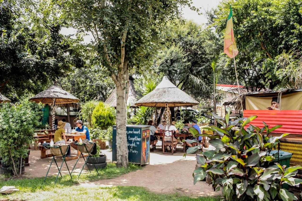 Lebo'S Soweto Backpackers Hostel ภายนอก รูปภาพ