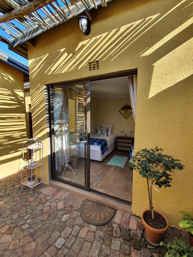 Lebo'S Soweto Backpackers Hostel ภายนอก รูปภาพ