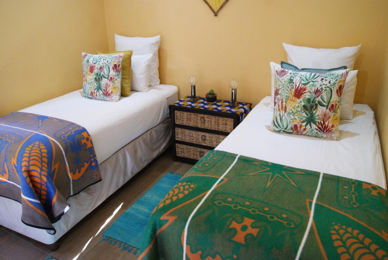 Lebo'S Soweto Backpackers Hostel ภายนอก รูปภาพ