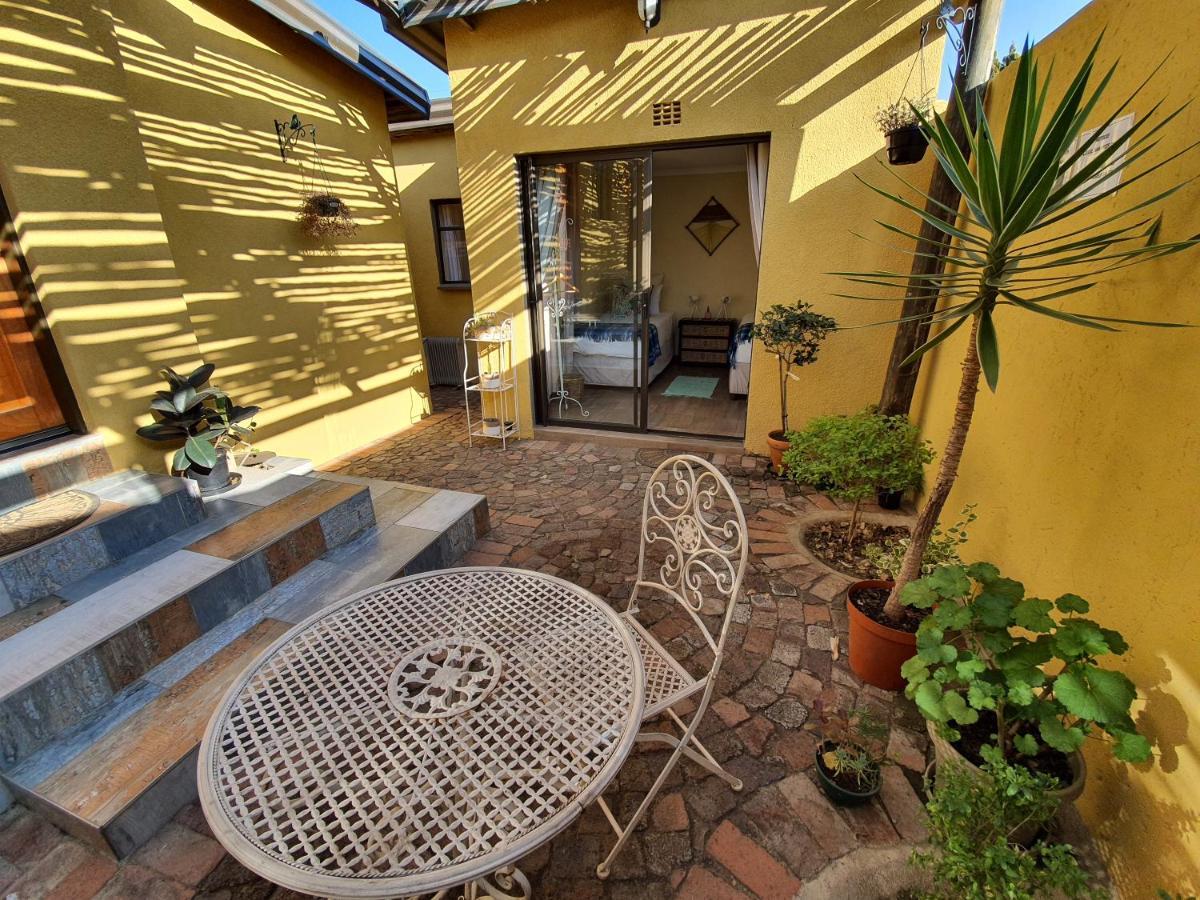 Lebo'S Soweto Backpackers Hostel ภายนอก รูปภาพ