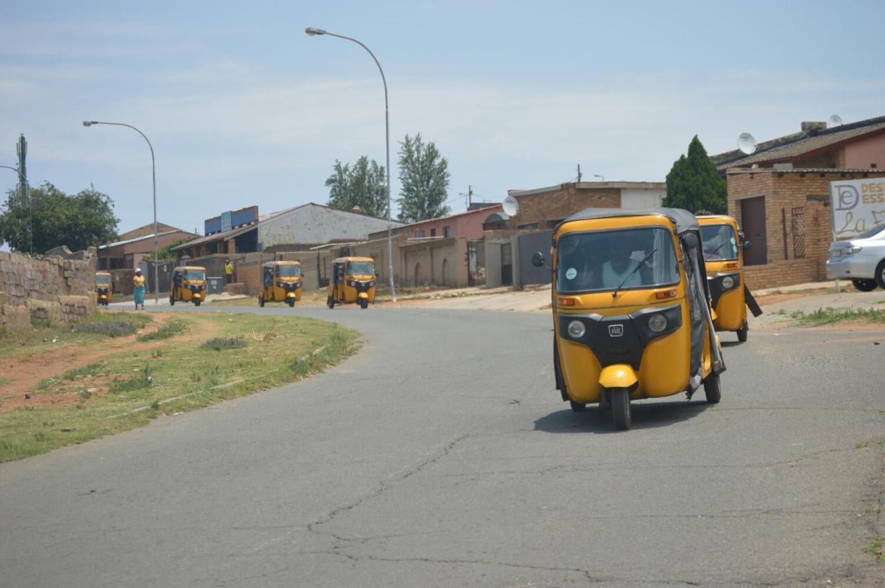 Lebo'S Soweto Backpackers Hostel ภายนอก รูปภาพ