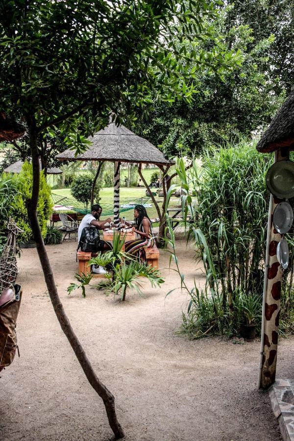 Lebo'S Soweto Backpackers Hostel ภายนอก รูปภาพ