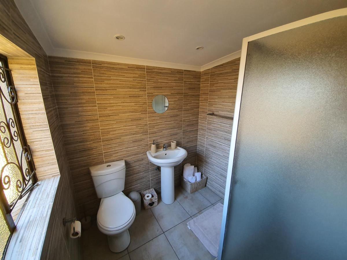 Lebo'S Soweto Backpackers Hostel ภายนอก รูปภาพ