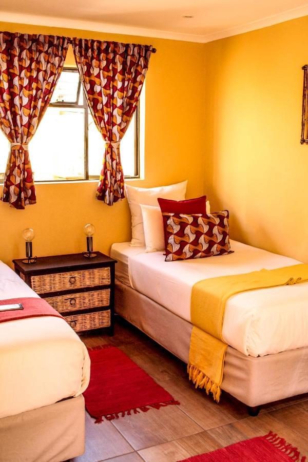 Lebo'S Soweto Backpackers Hostel ภายนอก รูปภาพ
