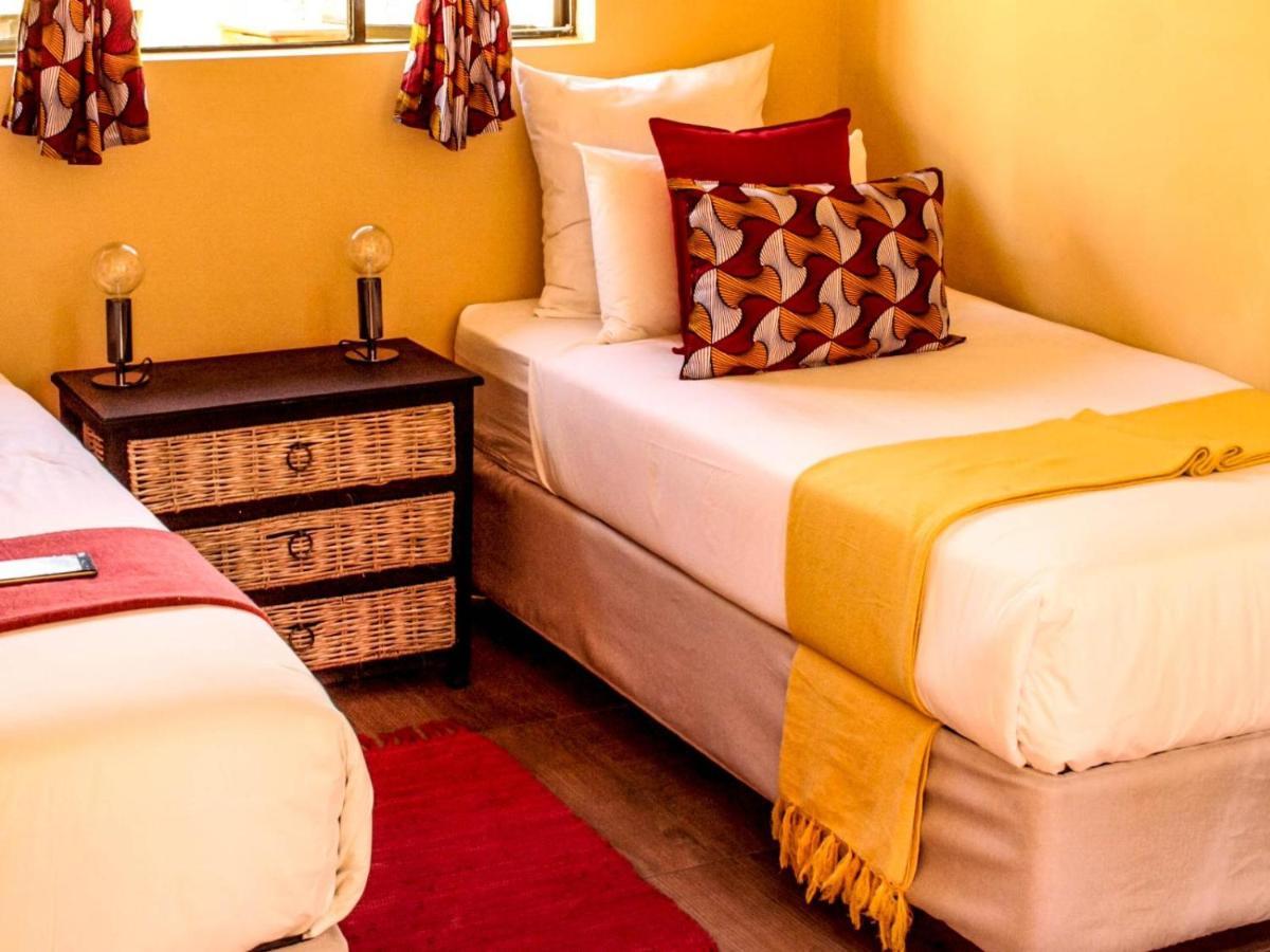 Lebo'S Soweto Backpackers Hostel ภายนอก รูปภาพ